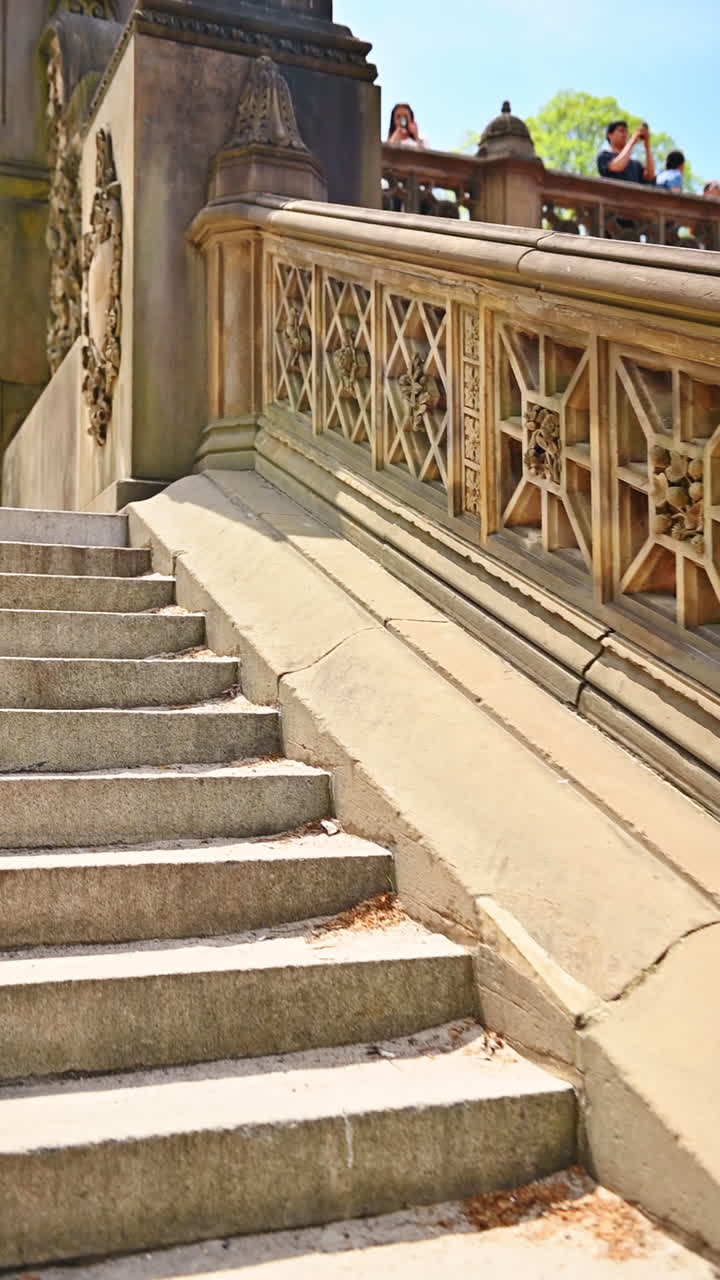 Scale e archi decorativi della Bethesda Terrace, Central Park. Eleganti scale in pietra con balaustre dettagliate che conducono agli archi della Bethesda Terrace a Central Park