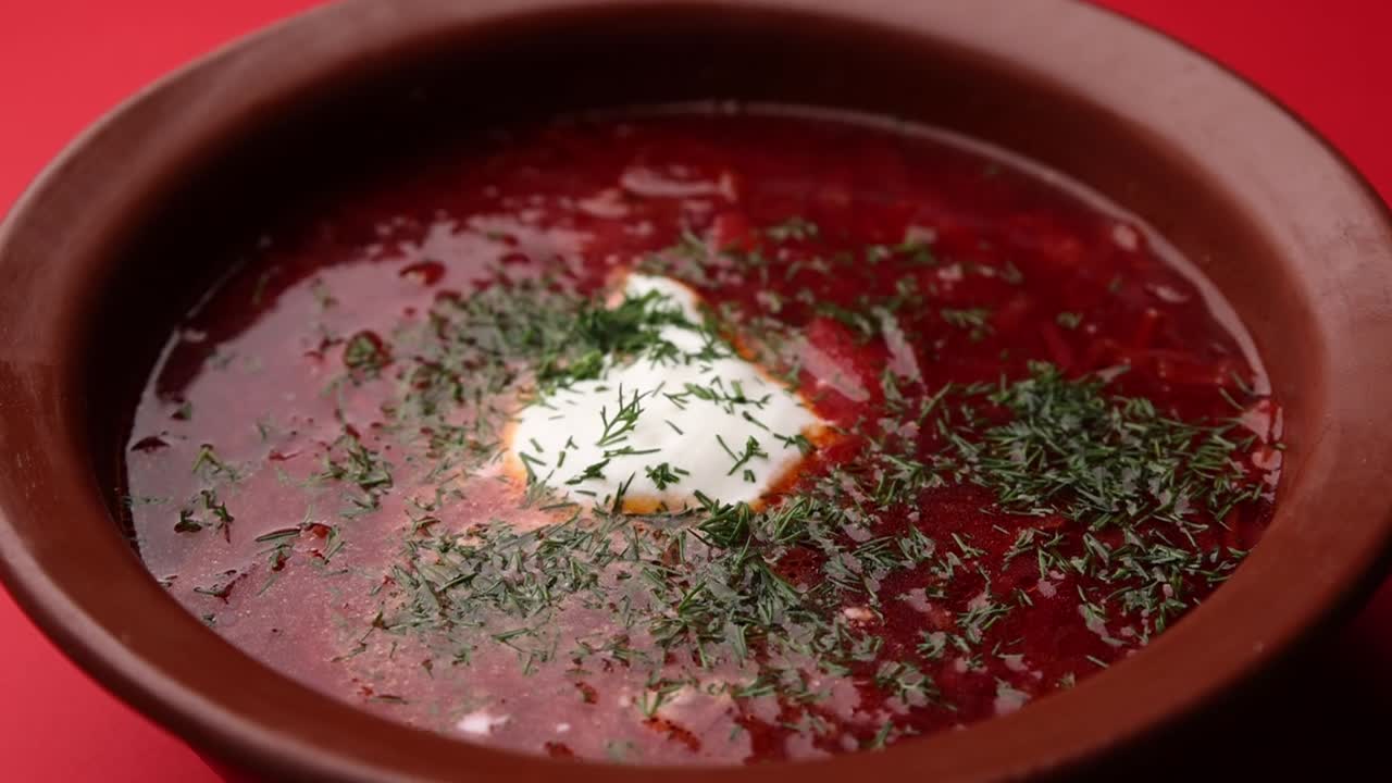 un tazón de sopa de borscht ruso