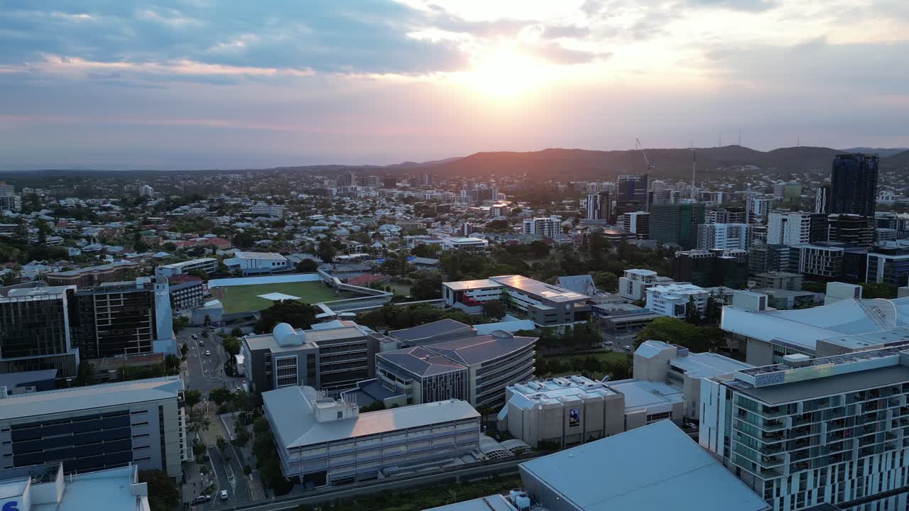 toma de drones de south bank y west end, con la escuela secundaria estatal de brisbane en el marco central