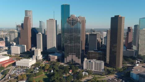 vista de drones de rascacielos en el área del centro de houston
