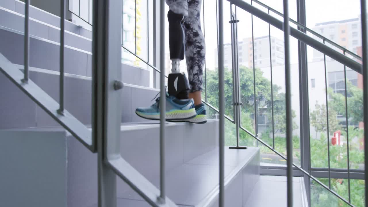 mujer con pierna protésica en el hospital