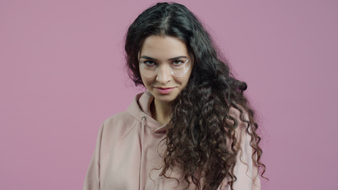 눈 패치를 착용 하는 여자