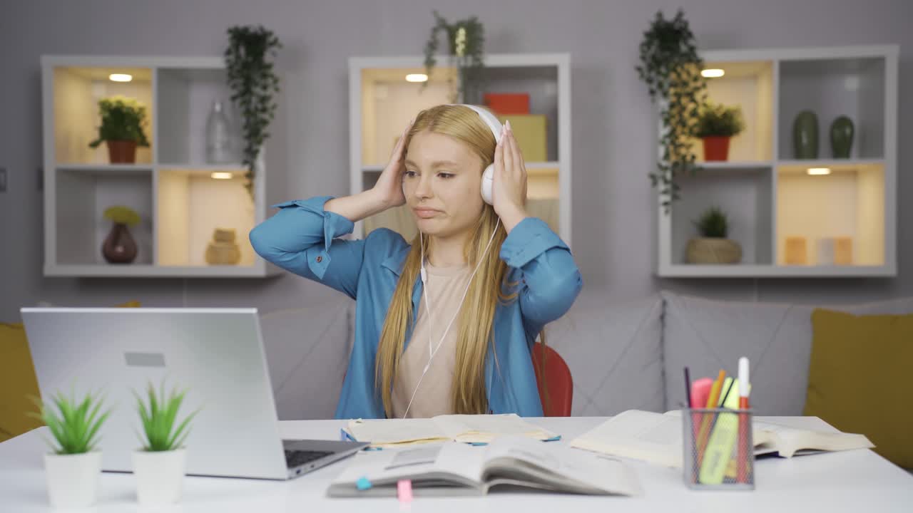 행복한 여성 학생이 음악을 듣고 있습니다.