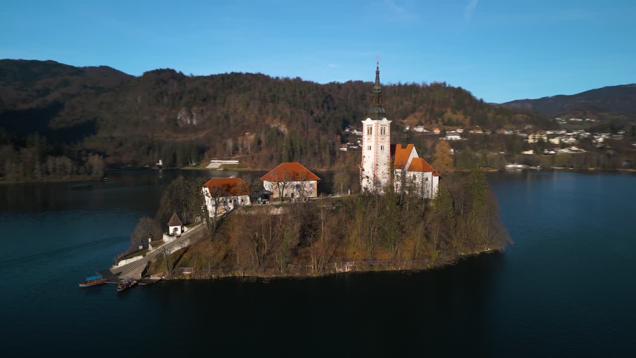 Hyperlapse orbitante sopra la famosa Isola di Bled nel Lago di Bled con la chiesa