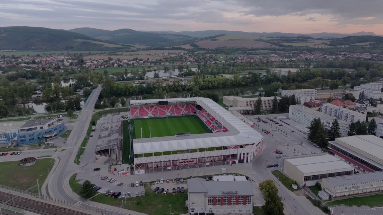 Flyfoto av AS Trencin stadion omgitt av by og åser, Slovakia