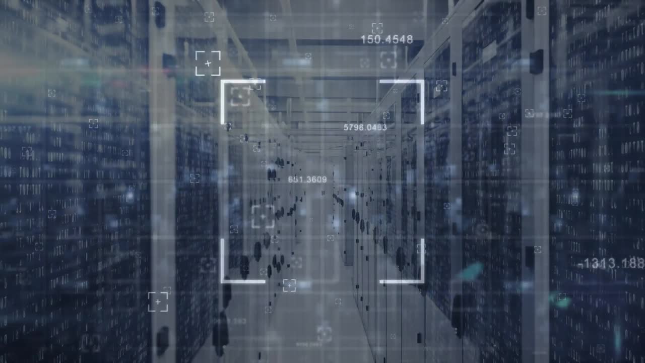 animación de escaneo de alcance sobre procesamiento de datos y cuadrados de mosaico contra la sala de servidores de computadora