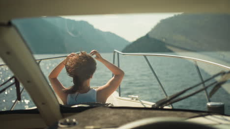 la mujer disfruta de sus vacaciones navegando a lo largo del río disfrutando de la belleza serena de un complejo exótico ubicado en medio de las montañas.