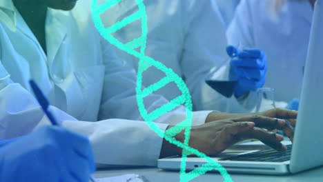 animación de la cadena de adn girando sobre los científicos en el laboratorio