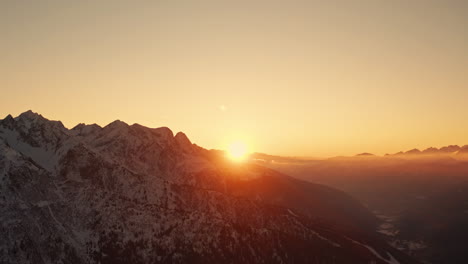 Malerischer-Warmer-Sonnenuntergang-über-Den-Italienischen-Alpen-Im-Winter