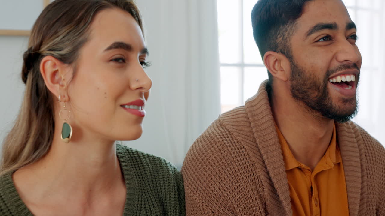 pareja feliz, jugando o amigos con videojuegos