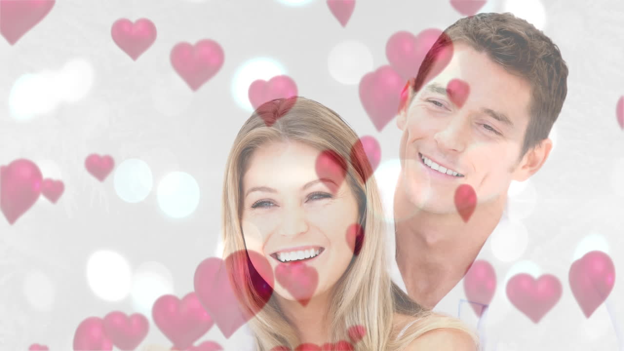 행복 한 커플 이 미소 짓고 포옹 하고 있다