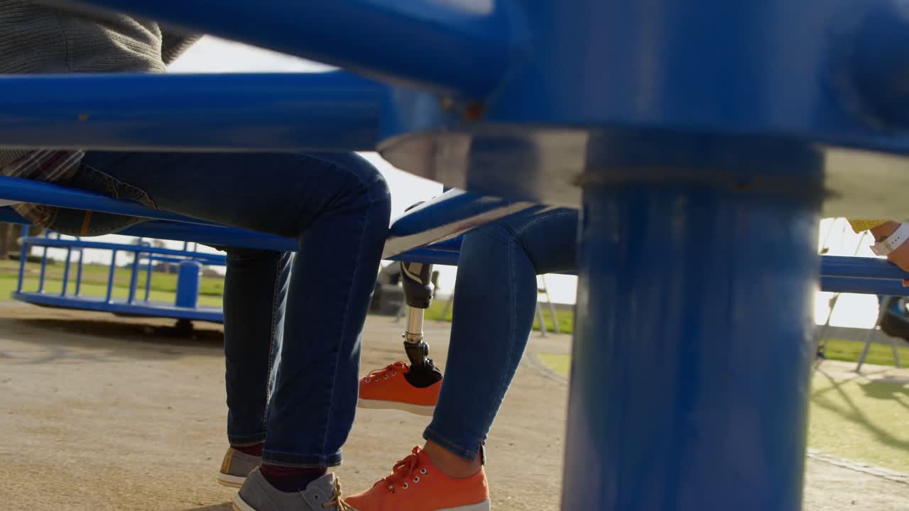 ⁇ 은 날 에 휴대전화 로 사진 을 찍는 부부 4k