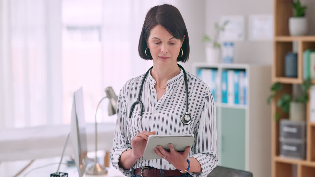 lectura, investigación y pergamino médico con tableta