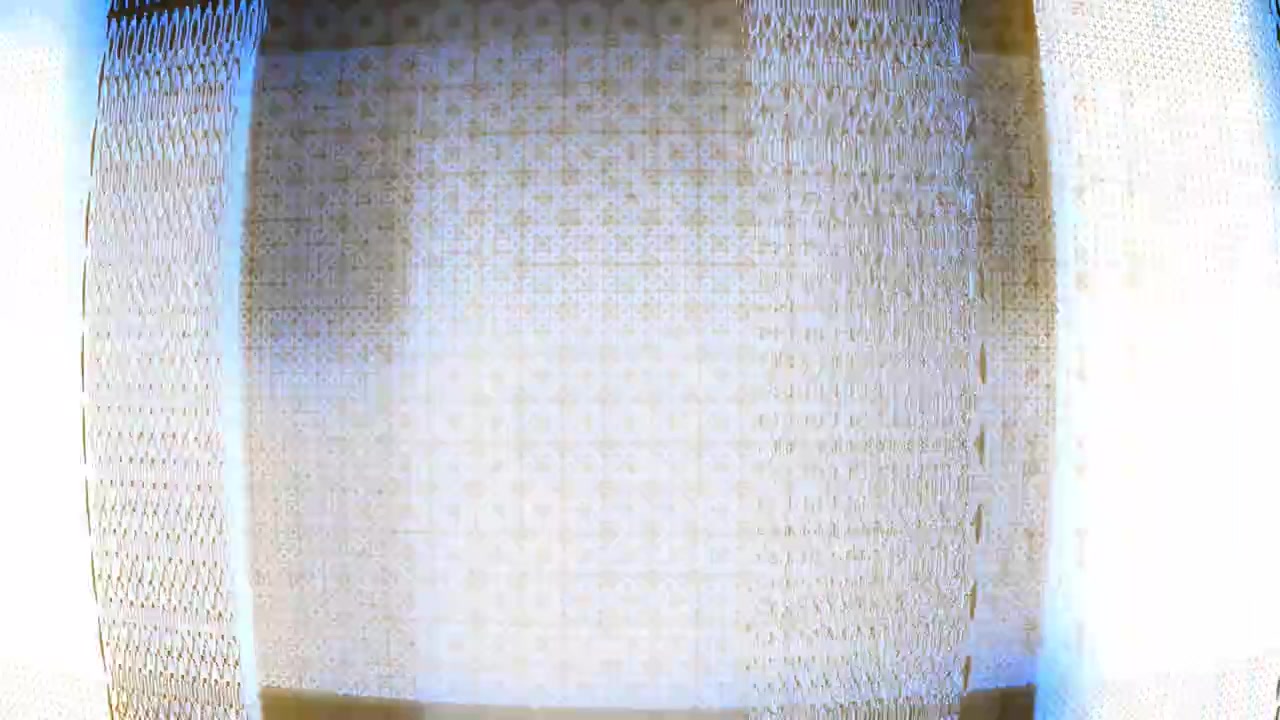 Effetto glitch digitale astratto con motivi geometrici ripetuti