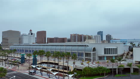 Long-Beach,-California-Y-El-Centro-De-Convenciones---Vista-Aérea-Ascendente