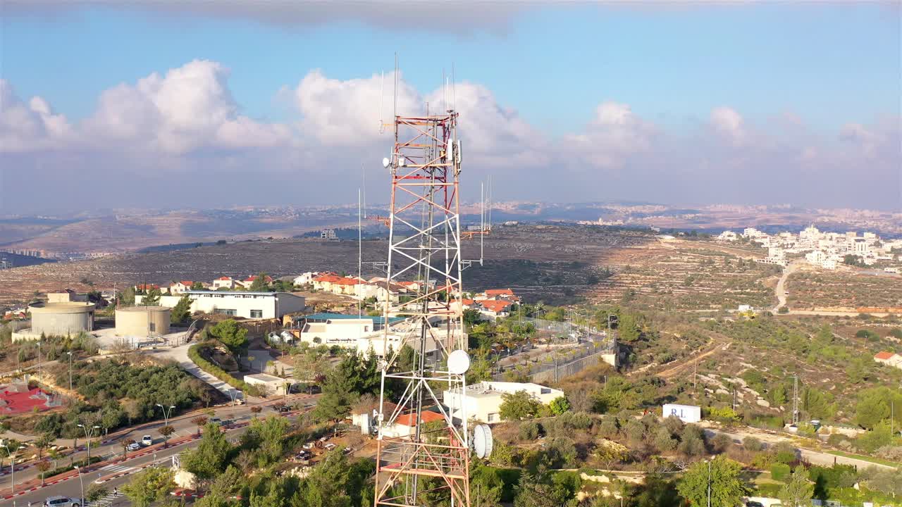 torre de telecomunicaciones en una zona residencial montañosa