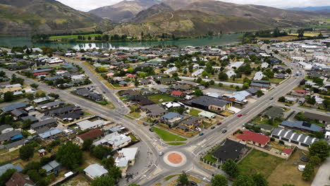 Aerial-circling-city-of-Cromwell,-beautiful-landscape-in-background,-New-Zealand