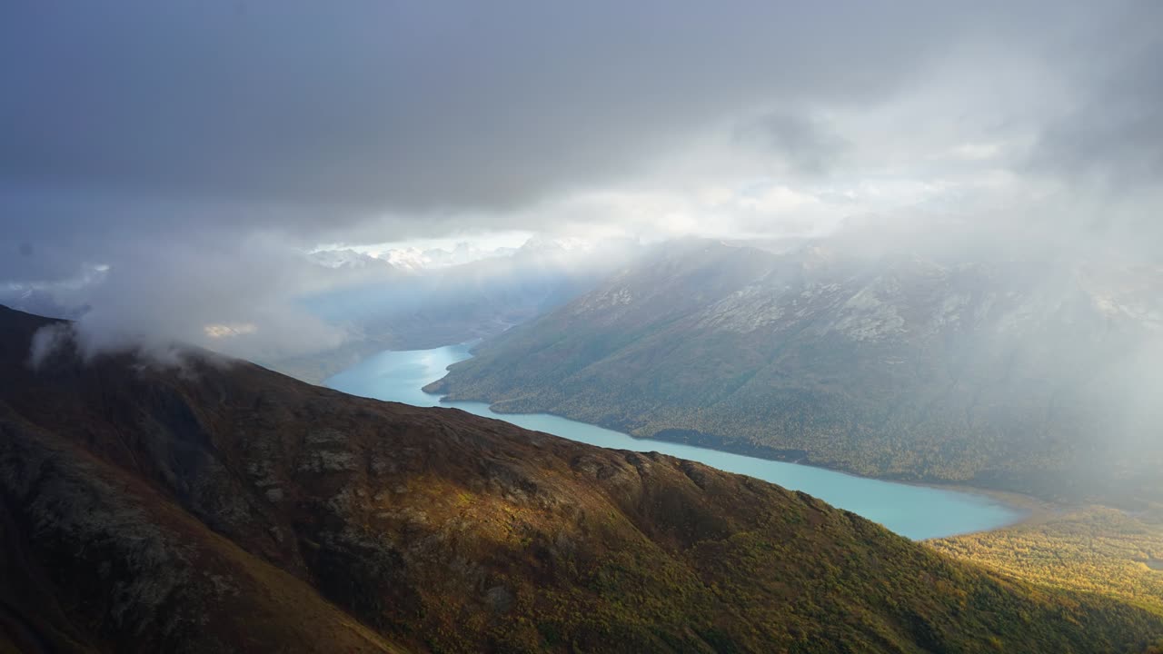 lapso de tiempo de las nubes que pasan sobre el lago ekultna en las montañas chugach de alaska
