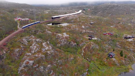 aéreo: tren ártico noruego entrando en un túnel en el norte de noruega