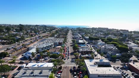 Un-Dron-Aéreo-Disparó-Sobre-La-Ciudad-Costera-De-Encinitas-En-El-Sur-De-California,-Ee.uu.-Con-Vistas-A-Casas-Residenciales,-Complejos-Y-Carreteras-En-Un-Día-Soleado