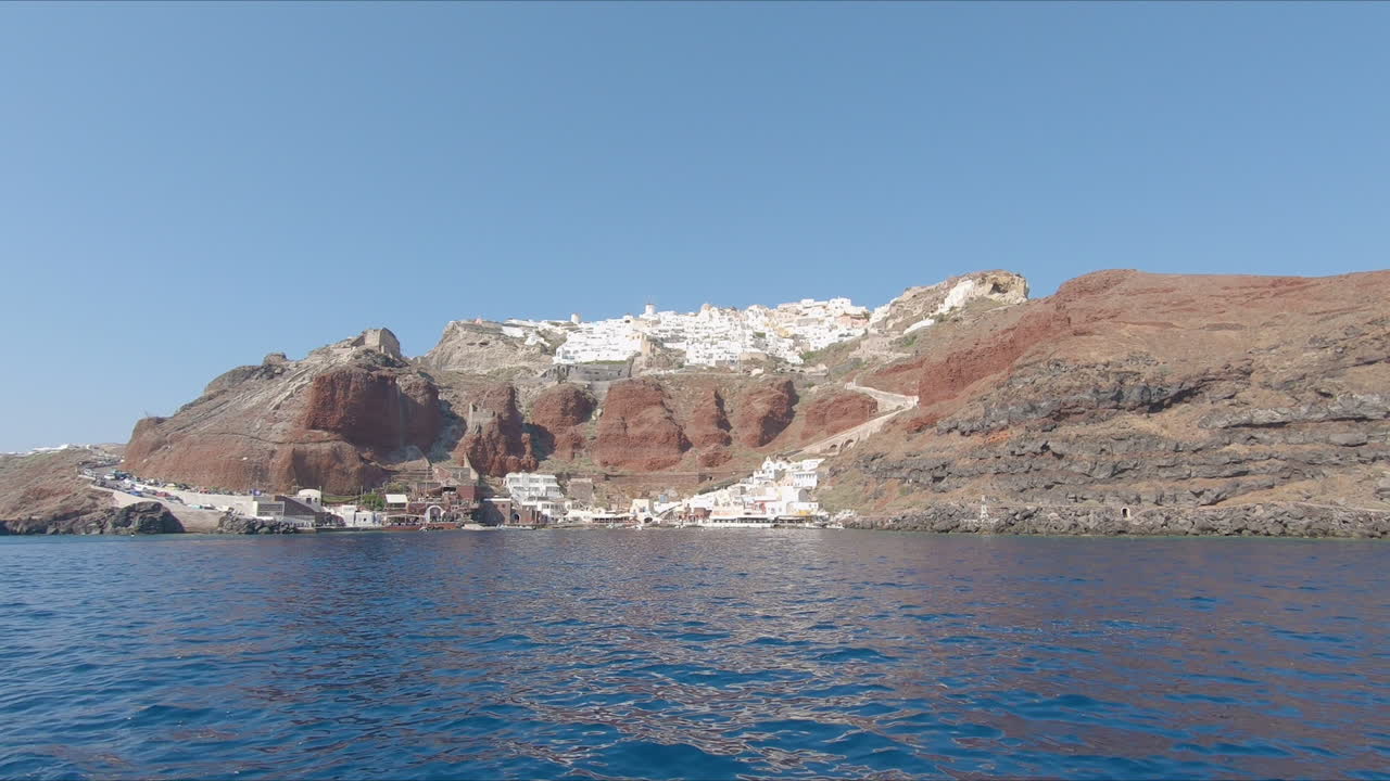 el pueblo de thira en santorini desde un ferry en cámara lenta