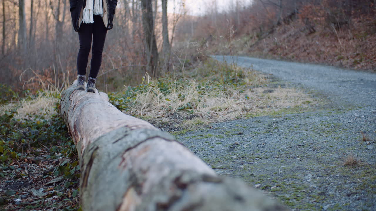 산길을 걷는 여성 관광객 1