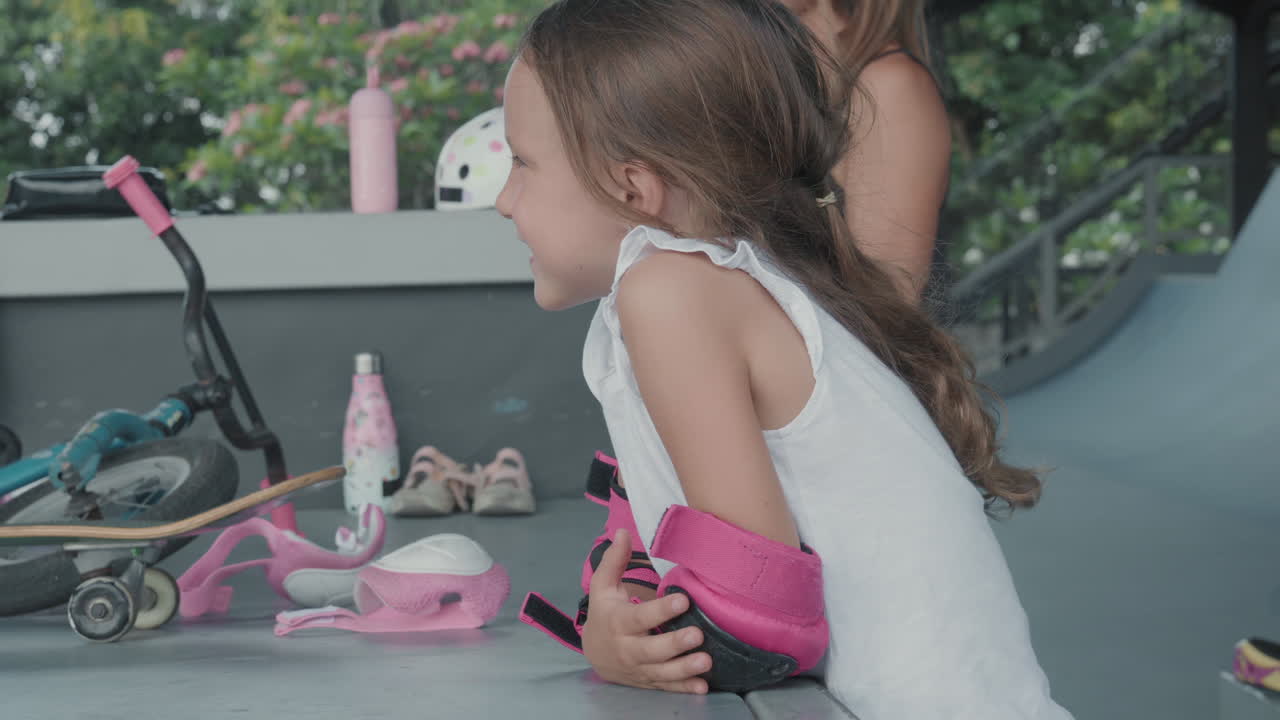 실내 스케이트파크에서 어머니와 여동생과 함께 십대 소녀