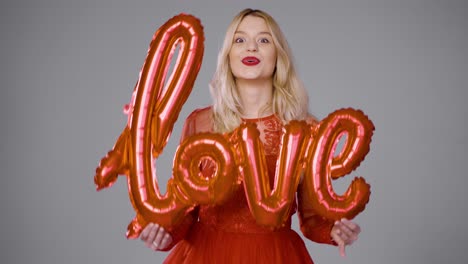 mujer sosteniendo un globo con temática de amor