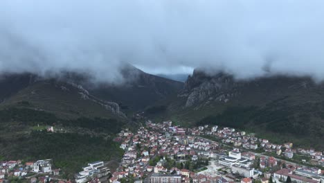 ariel disparó de un pequeño pueblo y montaña y nubes