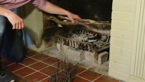 El-Hombre-Prepara-La-Chimenea-Con-Pequeños-Trozos-De-Madera