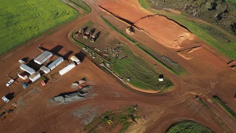 Kursverriegelungsaufnahme-Eines-Kleinen-Minengeländes-In-Ländlicher-Gegend,-Westaustralien