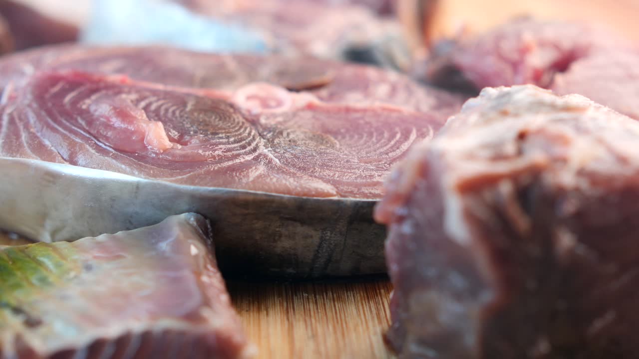 rebanadas de atún crudo en una tabla de cortar de madera