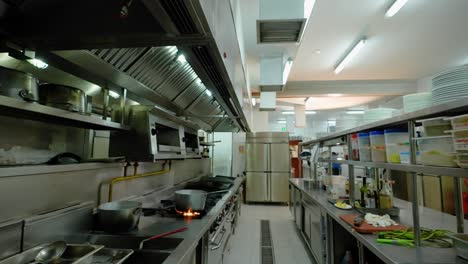 un gran restaurante cocina cardán cámara lenta 4k