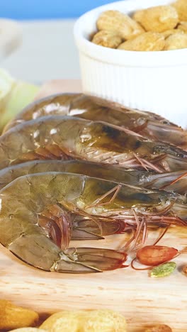 una vibrante exhibición de varios alimentos ricos en proteínas, incluidos nueces, mariscos y productos lácteos, dispuestos en una superficie de madera con iluminación brillante