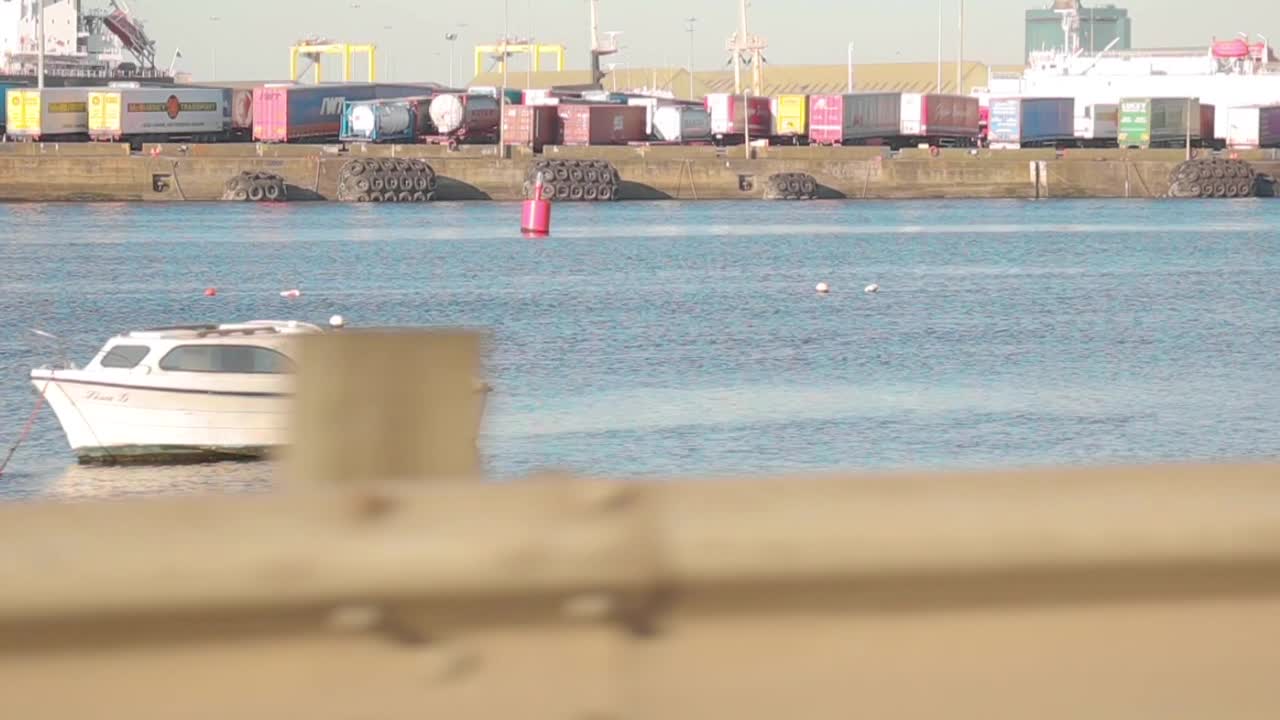 슬로우 모션으로 물 위를 지나가는 배들