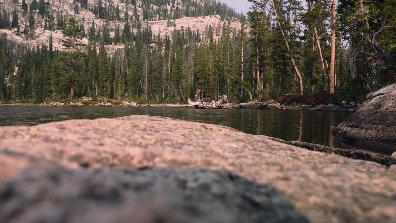 vista al lago y a las montañas en la montaña de diente de sierra de idaho