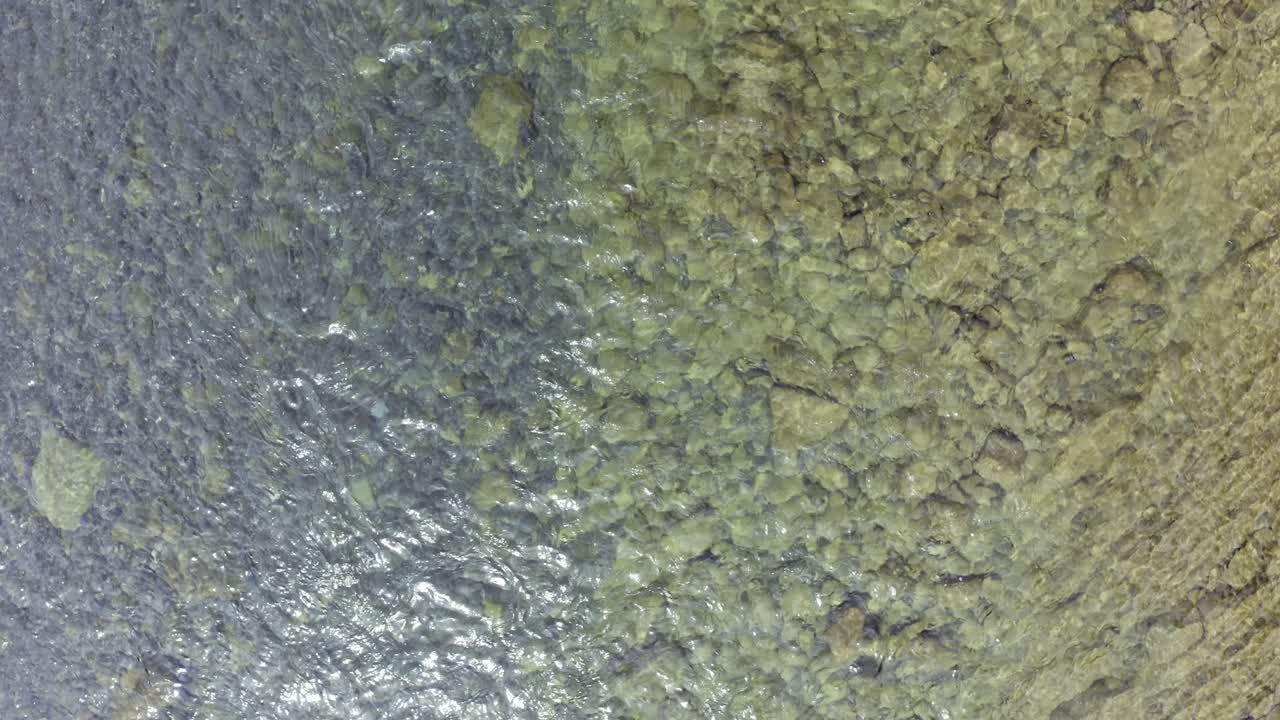 dron flotando y descendiendo sobre el hermoso río turquesa claro-1