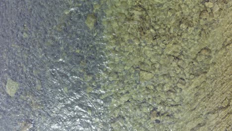dron flotando y descendiendo sobre el hermoso río turquesa claro-1