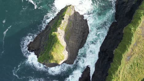 Escarpados-Acantilados-De-Kilkee-En-Irlanda-Con-Olas-Rompiendo-Contra-La-Orilla,-Vista-Aérea