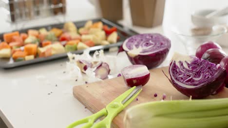 cerca de las verduras en la cocina, cámara lenta