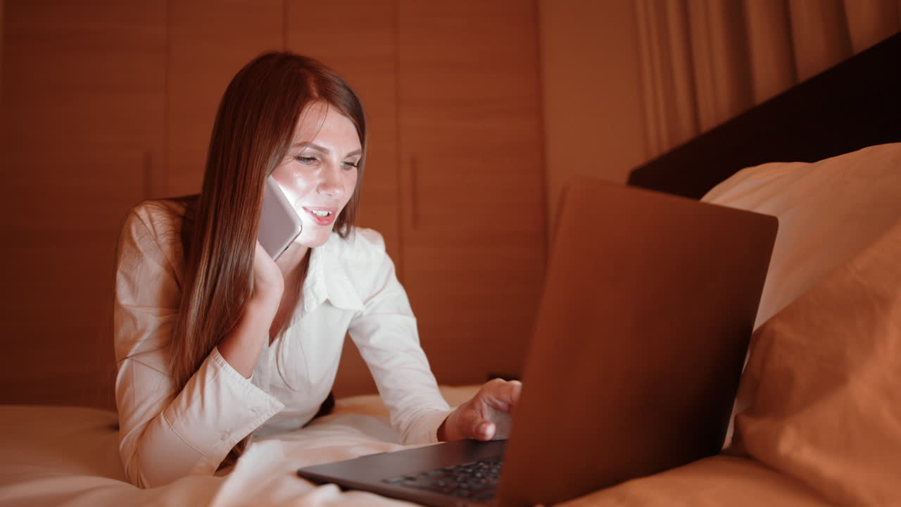 침대에 늦게 일하는 여자