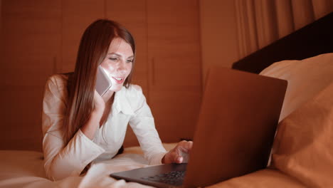 mujer trabajando hasta tarde en la cama