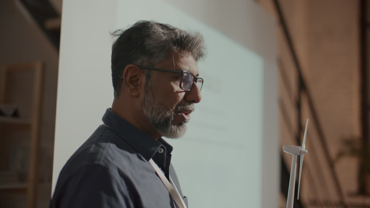 ingeniero de mediana edad haciendo una presentación en un seminario de energía renovable