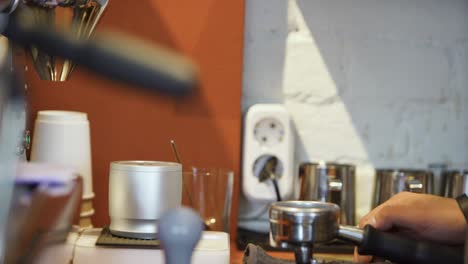 barista preparando café