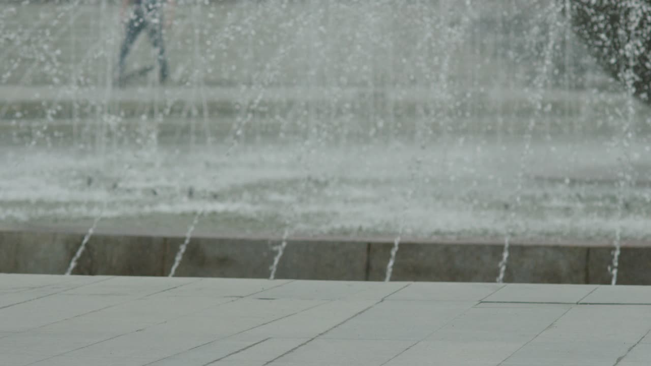 분수 근처 에서 스케이트보드를 타고