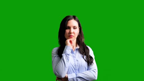 primer plano de una mujer bonita teniendo una idea frente a la pantalla verde