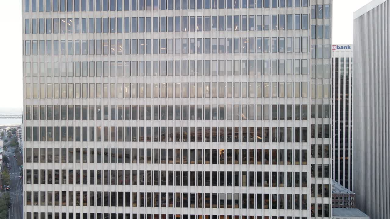 창문의 반복적인 패턴과 건축적 세부 사항, 도시 기업 배경과 함께 현대 사무실 건물의 전면