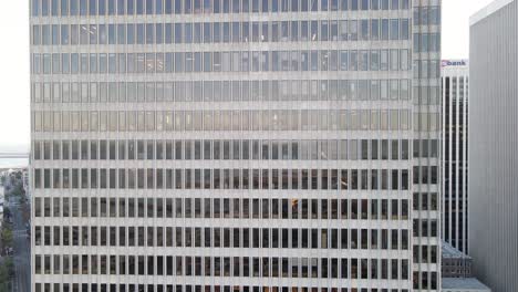 fachada de un edificio de oficinas moderno con un patrón repetitivo de ventanas y detalles arquitectónicos, fondo corporativo urbano