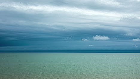 sea testigo de un espectáculo impresionante mientras las nubes se deslizan con gracia a través de la superficie del lago dinámico, proporcionando una impresionante exhibición de lapso de tiempo.