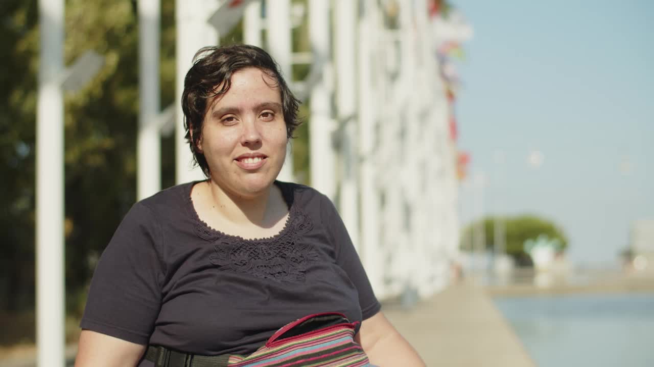 公園に座っている幸せな若い女性の肖像画